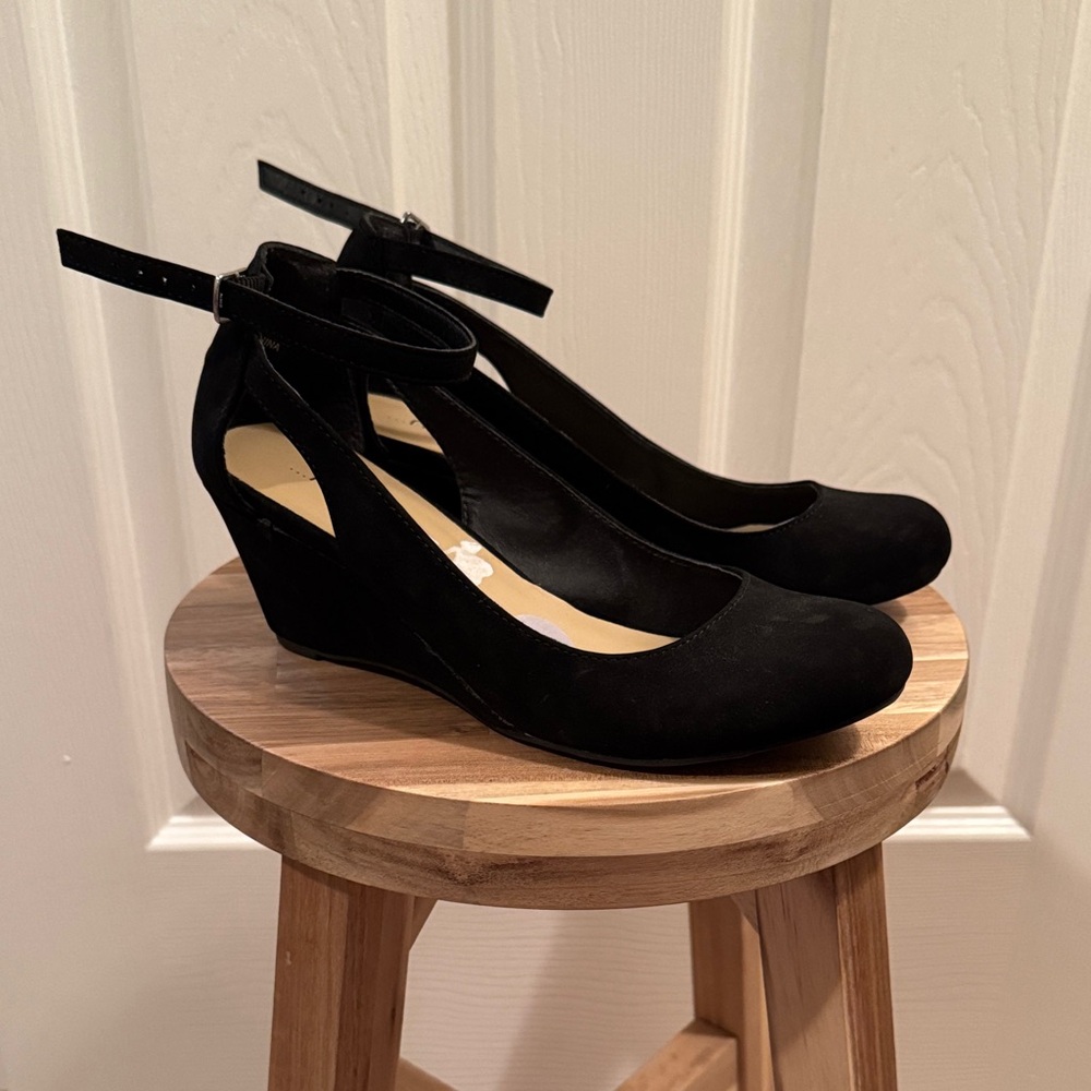 me too Black Ankle-Strap Wedge Pumps - Picture 2 of 9